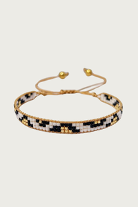 Ibiza armband van Fencyjewels – handgemaakte kralenarmband met zwart, wit en goud patroon, verstelbare sluiting en gouden details, stijlvolle boho armband voor dames.