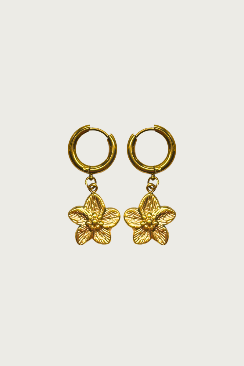 Goudkleurige bloem oorbellen van Fencyjewels – stijlvolle roestvrijstalen oorringen met hangende bloemenbedels, glanzende afwerking en vrouwelijke look.
