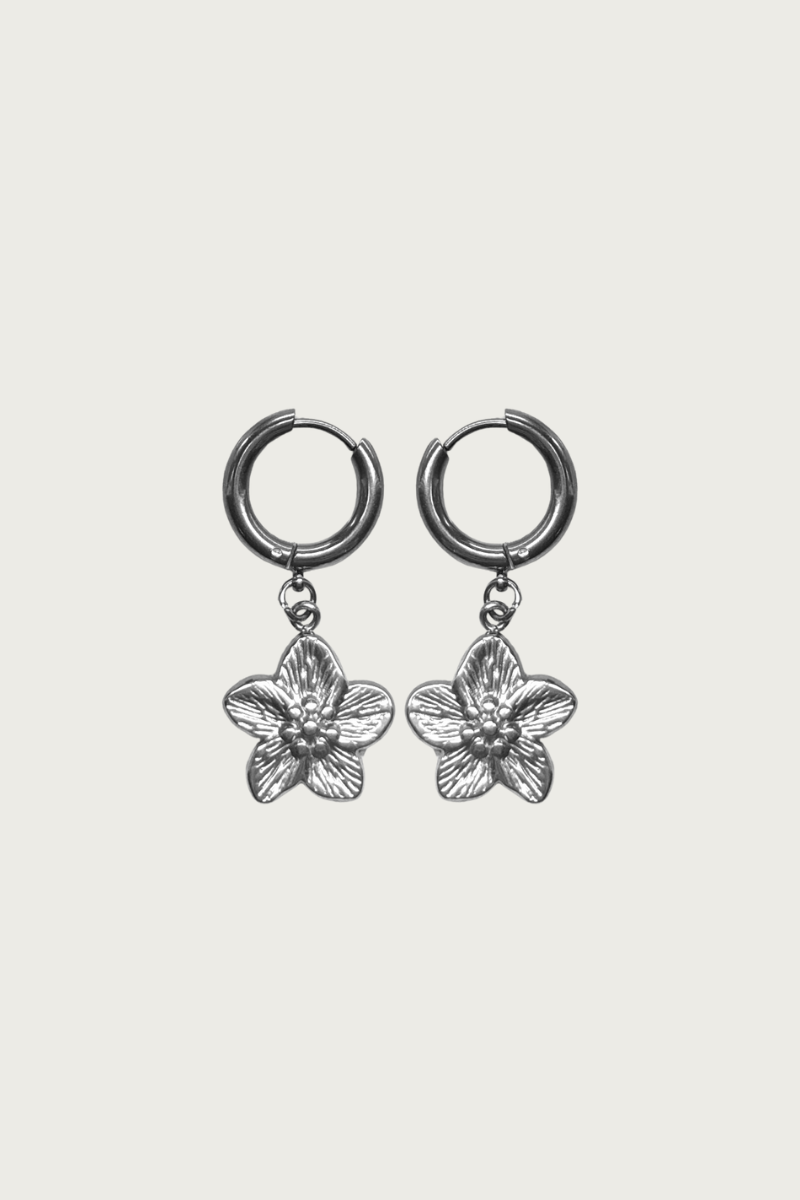 Zilverkleurige bloem oorbellen van Fencyjewels – stijlvolle roestvrijstalen oorringen met hangende bloemenbedels, glanzende afwerking en vrouwelijke look.