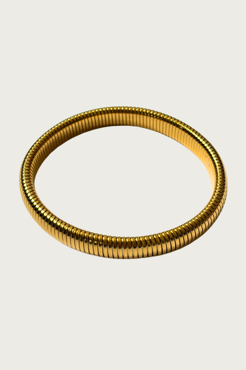 Goudkleurige stretch armband van Fencyjewels – minimalistische roestvrijstalen bangle met elastisch design, glanzende afwerking en tijdloze stijl voor dames.