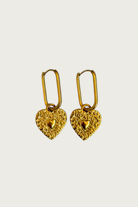 Goudkleurige hart oorbellen van Fencyjewels – oorbellen met gehamerde hartvormige bedels aan ovale hoops, elegante en trendy look.