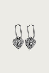 Zilverkleurige hart oorbellen van Fencyjewels – oorbellen met gehamerde hartvormige bedels aan ovale hoops, elegante en trendy look.
