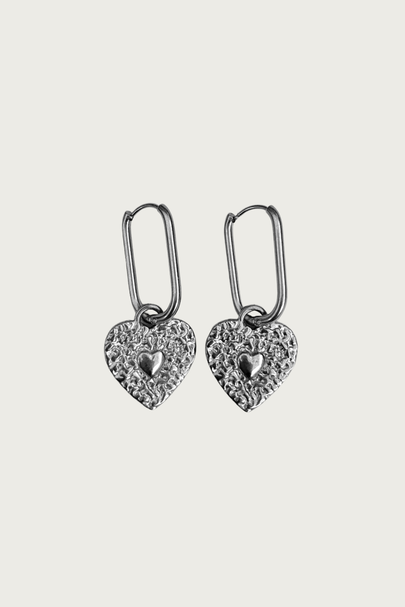 Zilverkleurige hart oorbellen van Fencyjewels – oorbellen met gehamerde hartvormige bedels aan ovale hoops, elegante en trendy look.