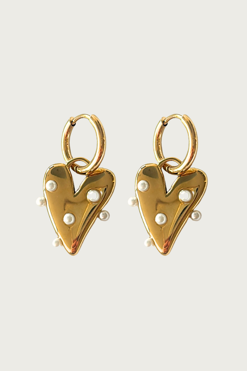 Goudkleurige hart oorbellen met parels van Fencyjewels – elegante roestvrijstalen oorhangers met glanzend hartdesign en subtiele witte pareldetails.