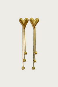 Goudkleurige hart oorbellen van Fencyjewels – lange oorbellen met hartvormige studs en elegante kettinkjes met bolletjes, chique en trendy look.