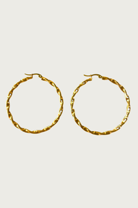Goudkleurige twisted oorringen van Fencyjewels – stijlvolle roestvrijstalen creolen met gedraaid design, glanzende afwerking en elegante tijdloze look voor dames.