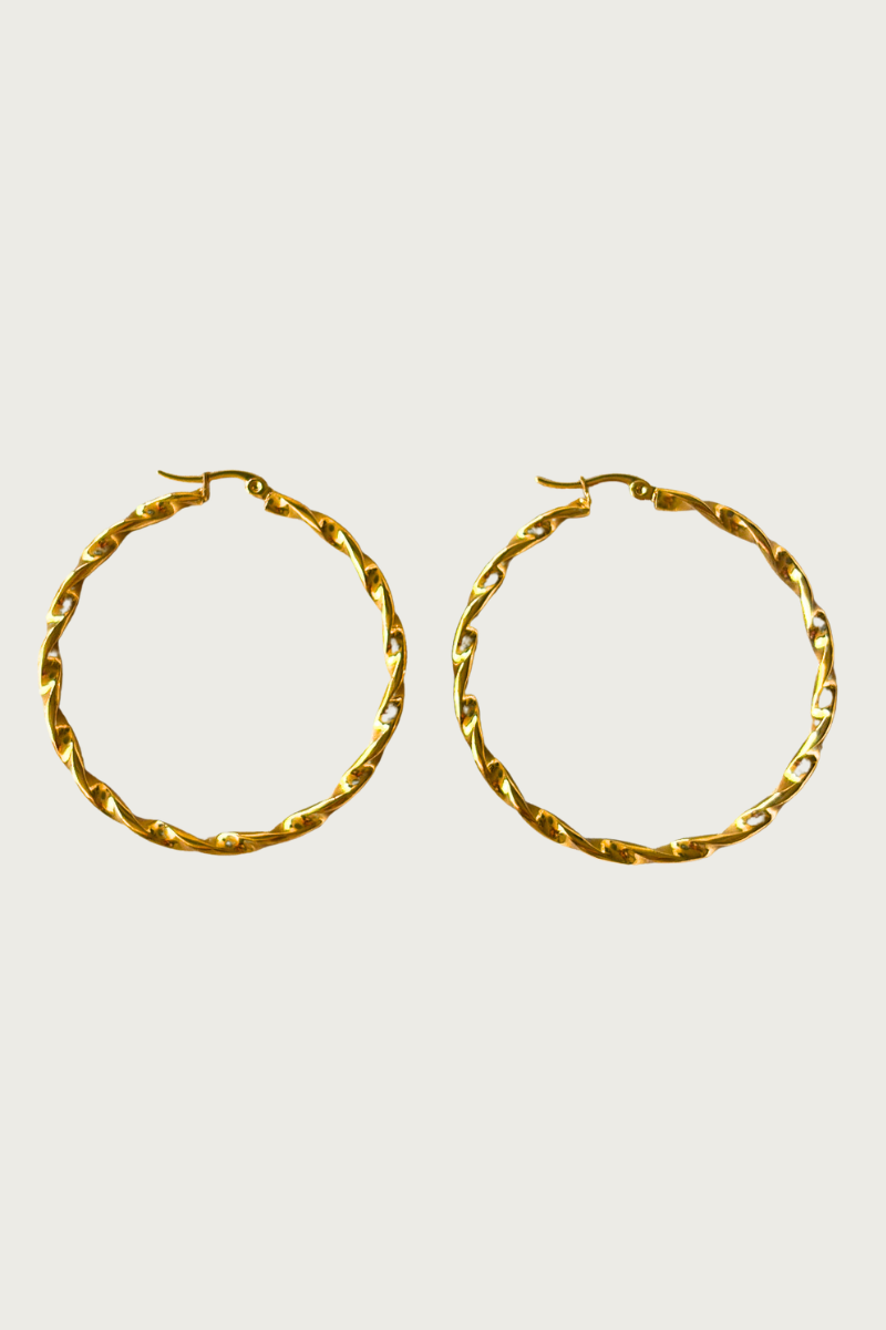 Goudkleurige twisted oorringen van Fencyjewels – stijlvolle roestvrijstalen creolen met gedraaid design, glanzende afwerking en elegante tijdloze look voor dames.