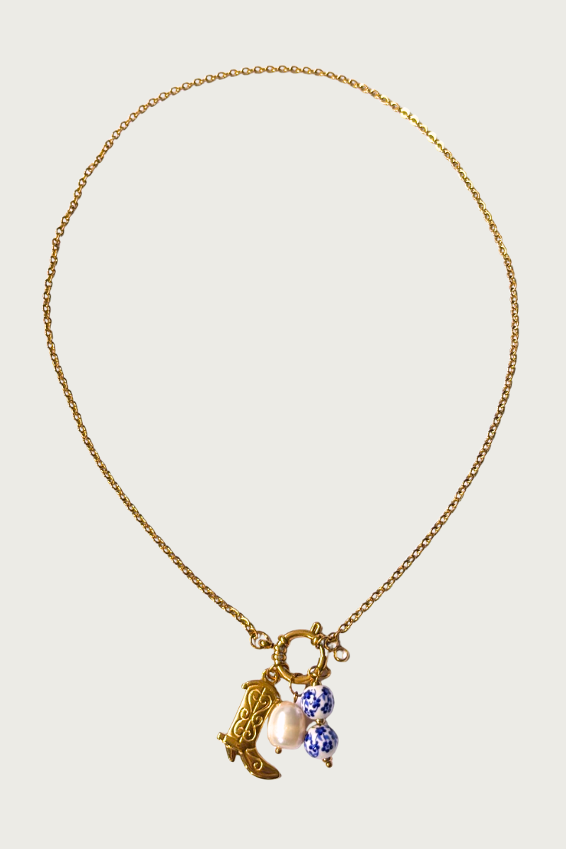 Goudkleurige ketting met bedels van Fencyjewels – elegante roestvrijstalen halsketting met goud vliegtuigbedel, parel en blauw-witte kralen, speels en stijlvol design.