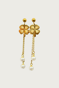 Goudkleurige bloemoorbellen van Fencyjewels – lange oorbellen met bloemvormige studs en parel hangers aan fijne gouden kettinkjes, elegante look.