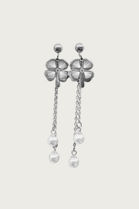 Zilverkleurige bloemoorbellen van Fencyjewels – lange oorbellen met bloemvormige studs en parel hangers aan fijne gouden kettinkjes, elegante look.