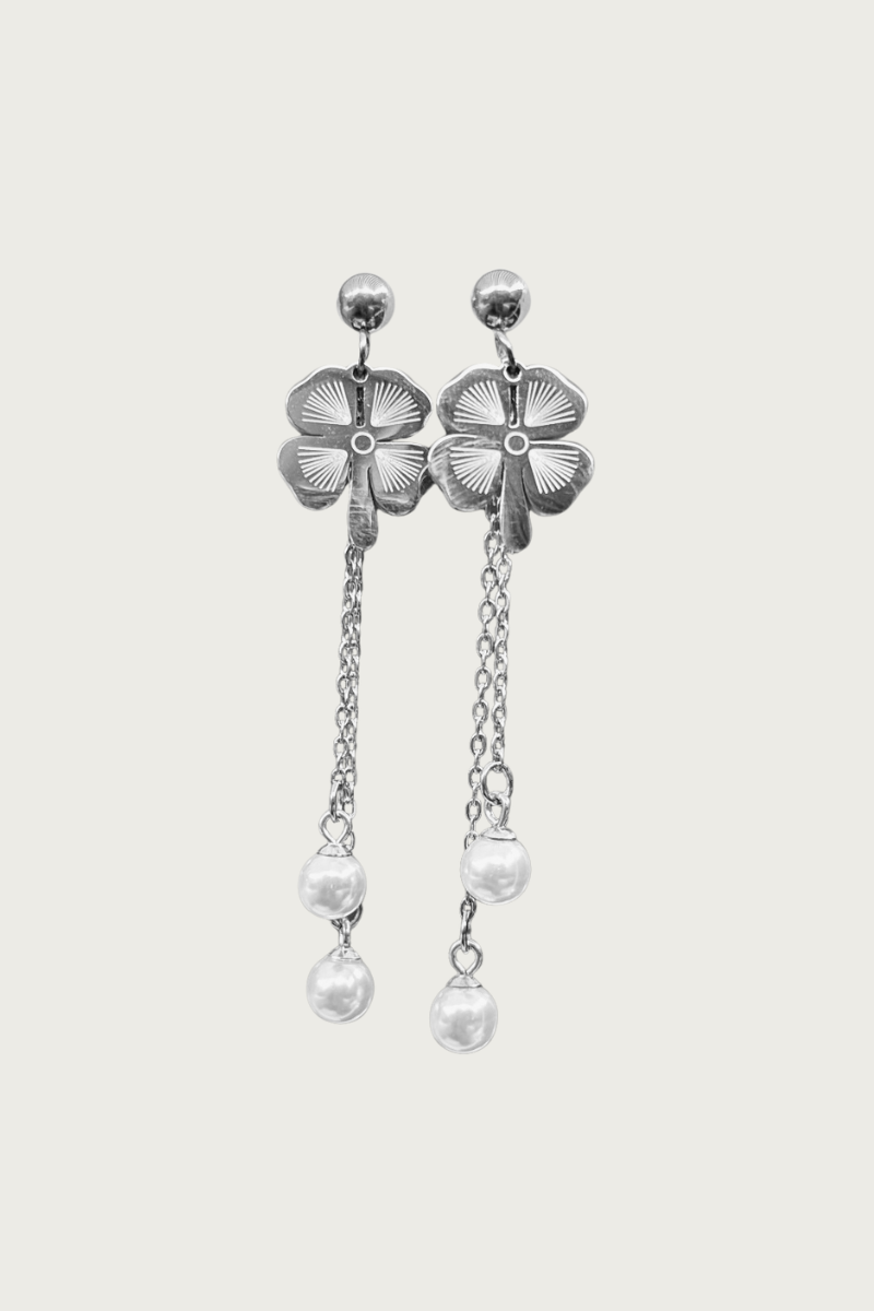 Zilverkleurige bloemoorbellen van Fencyjewels – lange oorbellen met bloemvormige studs en parel hangers aan fijne gouden kettinkjes, elegante look.