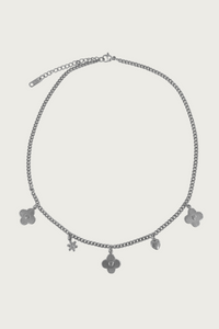 Zilverkleurige bloemenketting van Fencyjewels – roestvrijstalen ketting met kleine bedeltjes in bloem- en hartvorm, vrouwelijke en elegante stijl.