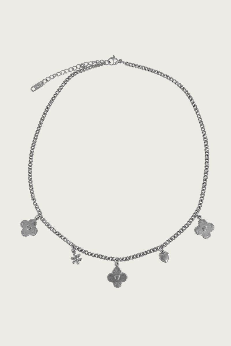 Zilverkleurige bloemenketting van Fencyjewels – roestvrijstalen ketting met kleine bedeltjes in bloem- en hartvorm, vrouwelijke en elegante stijl.