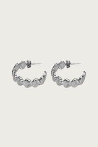 Zilveren schelp oorringen van Fencyjewels – trendy hoops met schelpdetails, zomerse Ibiza look, stainless steel sieraden.