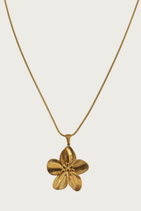 Goudkleurige bloemketting van Fencyjewels – verfijnde roestvrijstalen ketting met grote bloemhanger, glanzende afwerking en vrouwelijke elegante look.