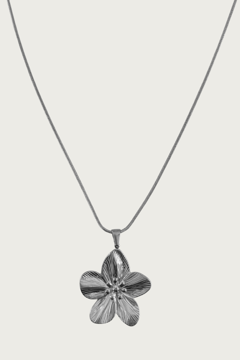 Zilverkleurige bloemketting van Fencyjewels – verfijnde roestvrijstalen ketting met grote bloemhanger, glanzende afwerking en vrouwelijke elegante look.