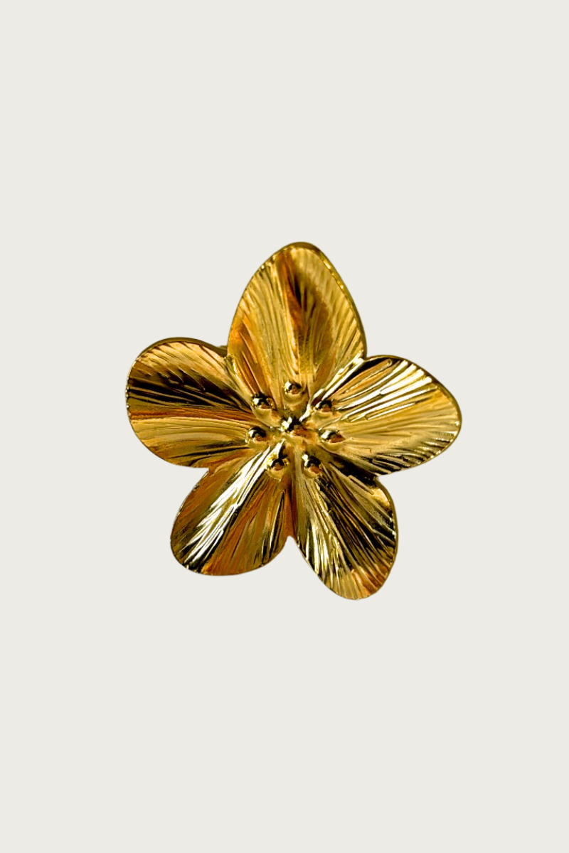 Gouden bloem oorbel van Fencyjewels – minimalistische flower stud, roestvrij staal, elegante gouden sieraden.