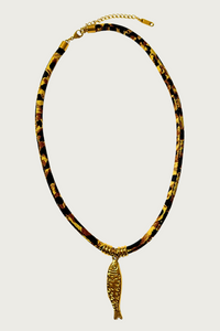 Goudkleurige ketting met visbedel van Fencyjewels – trendy halsketting met panterprint koord en gouden vis hanger, unieke boho stijl voor dames.