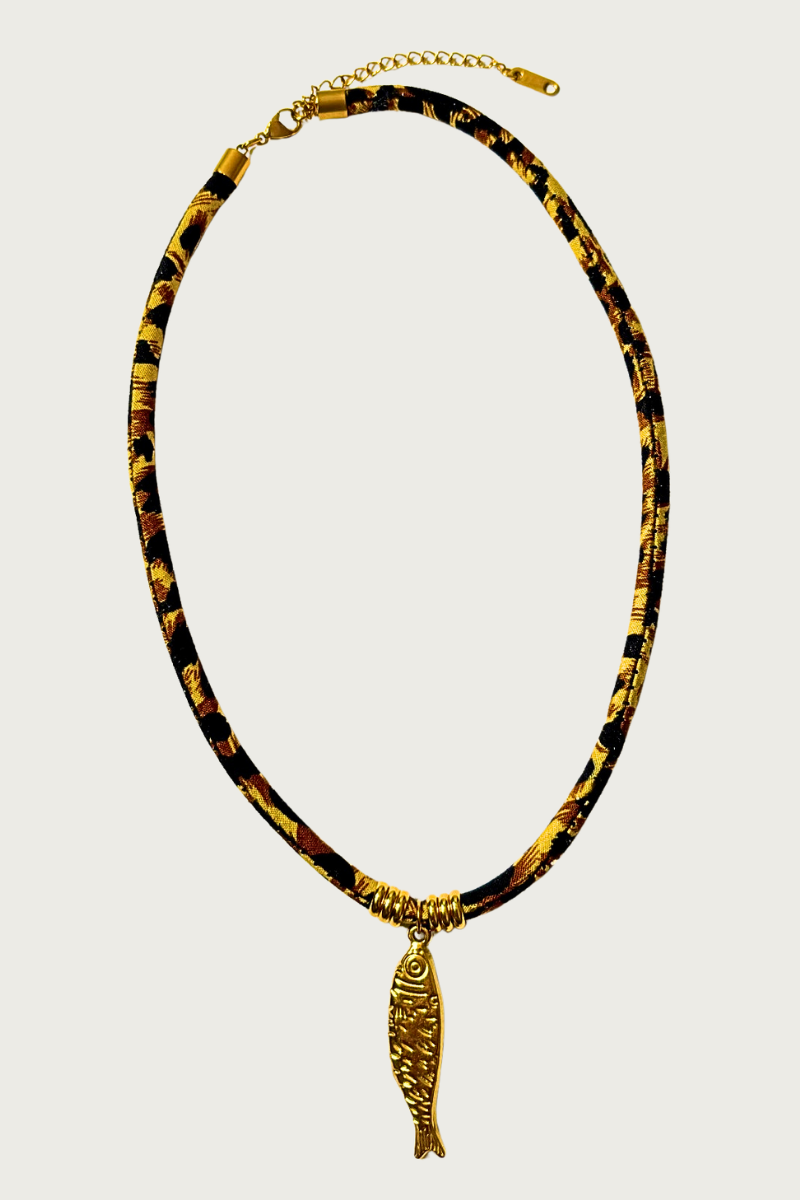 Goudkleurige ketting met visbedel van Fencyjewels – trendy halsketting met panterprint koord en gouden vis hanger, unieke boho stijl voor dames.