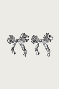 Zilverkleurige strik oorbellen van Fencyjewels – elegante roestvrijstalen studs in de vorm van een glanzende strik, vrouwelijke en speelse uitstraling.
