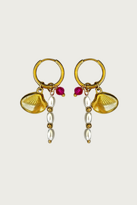 Goudkleurige schelp oorbellen van Fencyjewels – oorringen met gouden schelphangers, witte parels en roze kraaltjes, zomerse en speelse beach stijl.