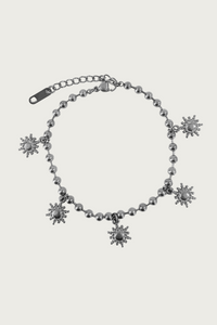 Zilveren armband met zon bedeltjes van Fencyjewels – trendy armband met kleine zonvormige hangers, gemaakt van roestvrij staal.