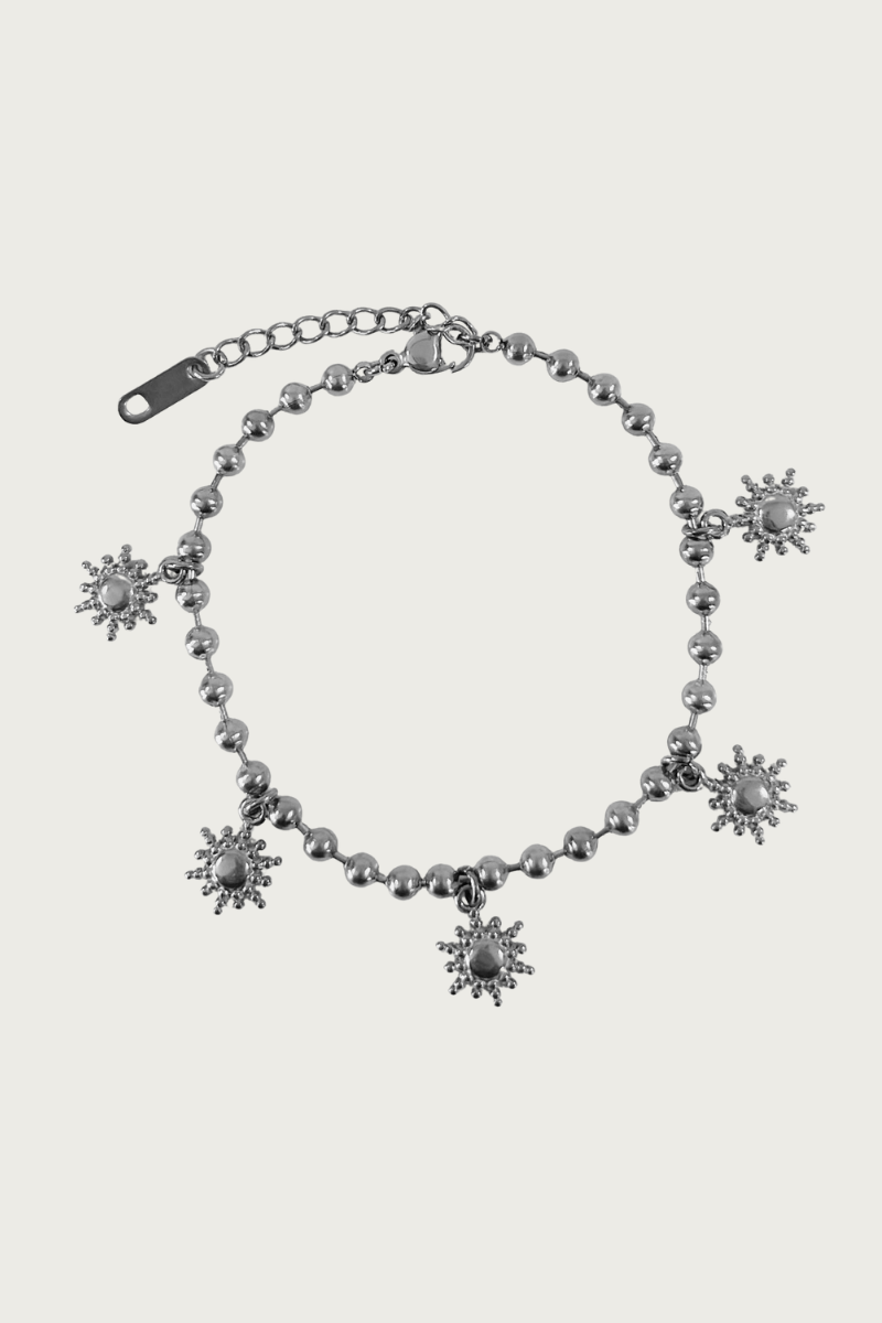 Zilveren armband met zon bedeltjes van Fencyjewels – trendy armband met kleine zonvormige hangers, gemaakt van roestvrij staal.