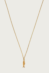 Goudkleurige ketting met visbedel van Fencyjewels – verfijnde roestvrijstalen halsketting met subtiel goud vis hangertje, minimalistisch en elegant design.