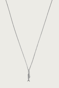 Zilverkleurige ketting met visbedel van Fencyjewels – verfijnde roestvrijstalen halsketting met subtiel goud vis hangertje, minimalistisch en elegant design.