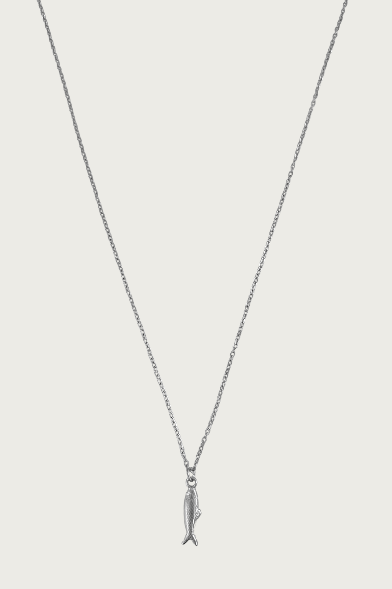 Zilverkleurige ketting met visbedel van Fencyjewels – verfijnde roestvrijstalen halsketting met subtiel goud vis hangertje, minimalistisch en elegant design.