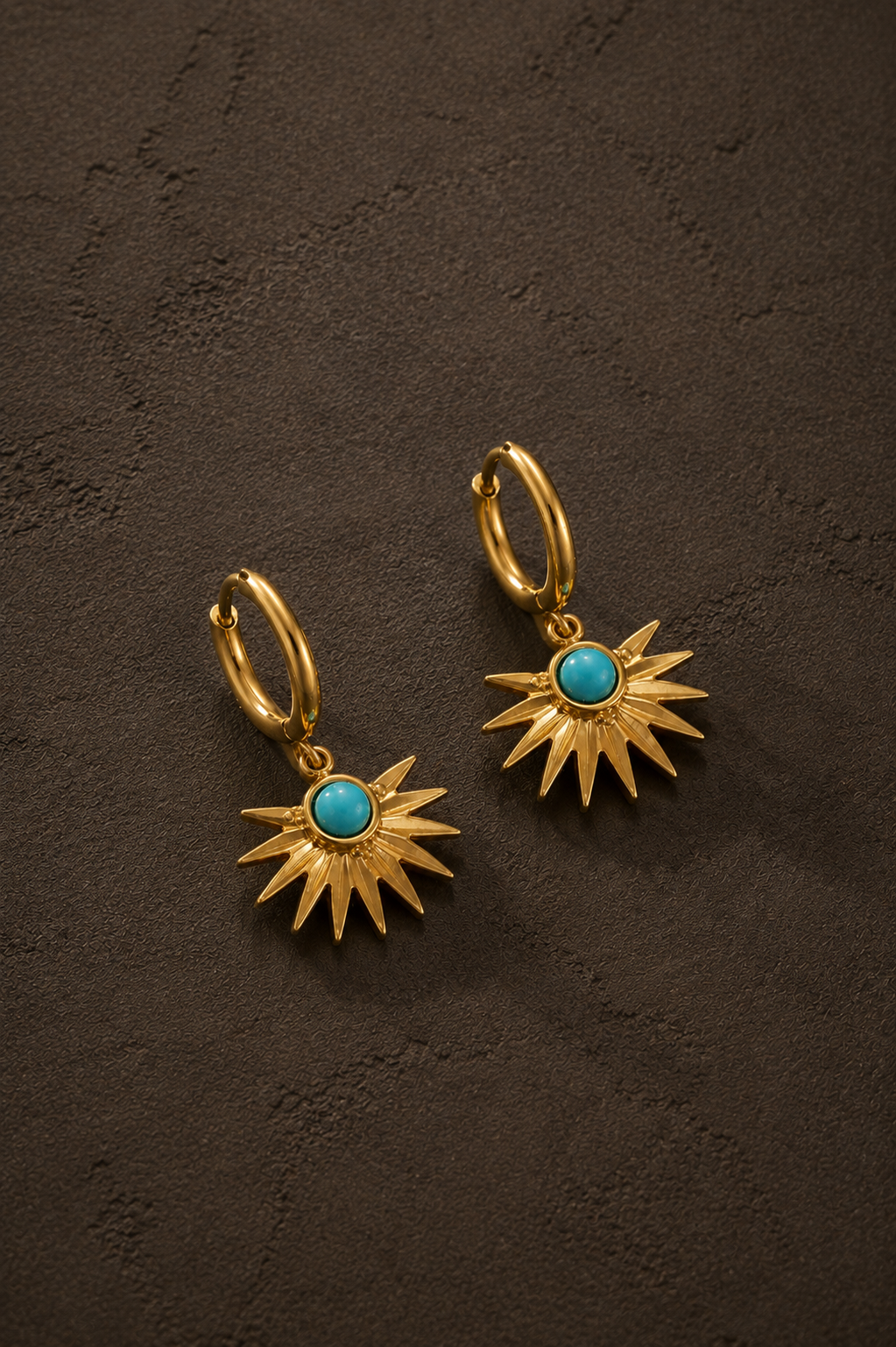 Gouden Amalfi sun oorbellen van Fencyjewels met zon-design en turquoise steen.
