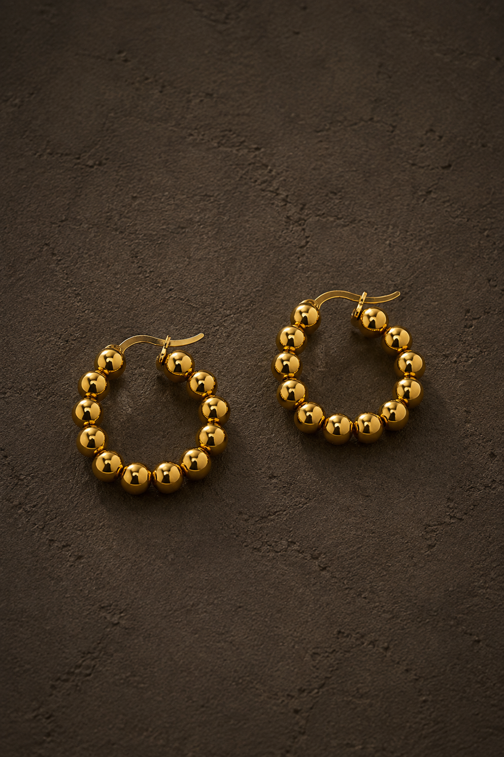 Gouden Balls hoop oorbellen van Fencyjewels met ronde goudkleurige bolletjes rondom.