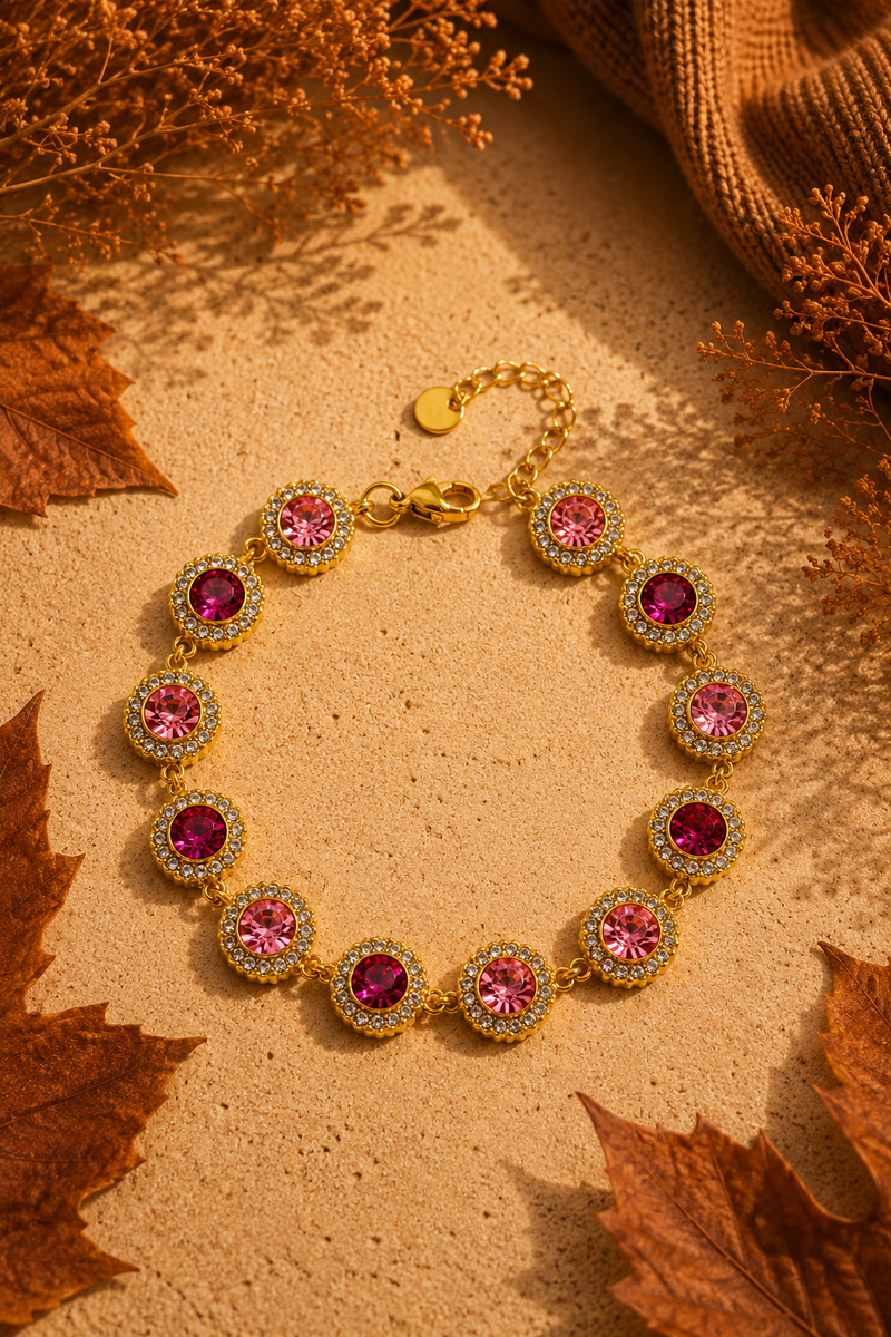 Gouden Bella Rosa armband van Fencyjewels met ronde roze stenen in een luxe goudkleurige zetting.