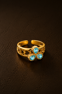 Gouden verstelbare Bella blue ring van Fencyjewels met blauwe bloemdetails en glanzende stenen.