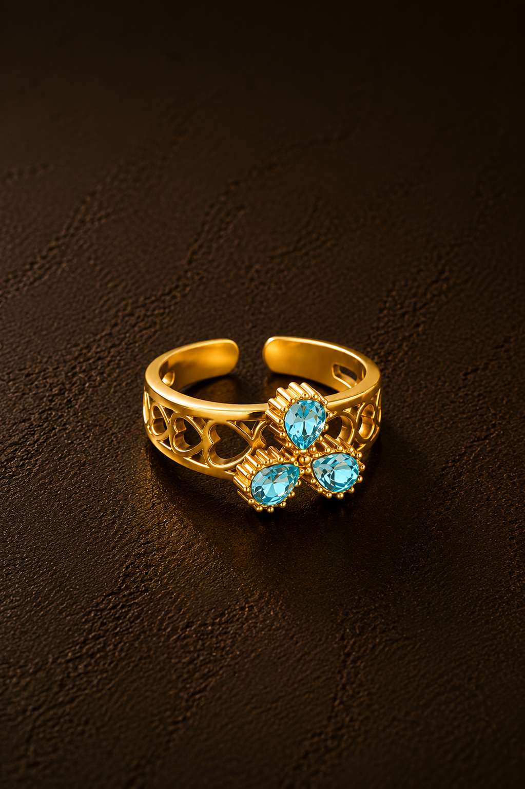 Gouden verstelbare Bella blue ring van Fencyjewels met blauwe bloemdetails en glanzende stenen.
