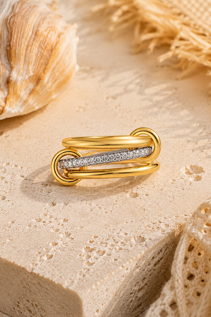 Gouden Belle ring van Fencyjewels met een modern gelaagd design en subtiele sprankelende steentjes.