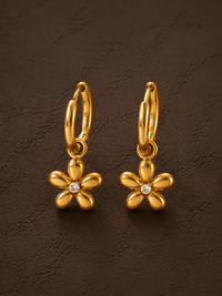 Gouden Bloemetjes oorbellen van Fencyjewels met subtiele hoops en kleine goudkleurige bloemenhangertjes.