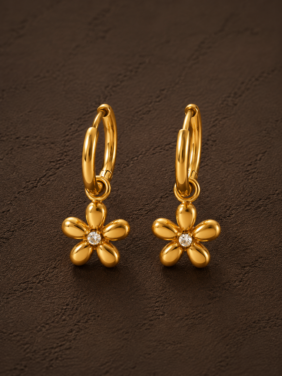 Gouden Bloemetjes oorbellen van Fencyjewels met subtiele hoops en kleine goudkleurige bloemenhangertjes.