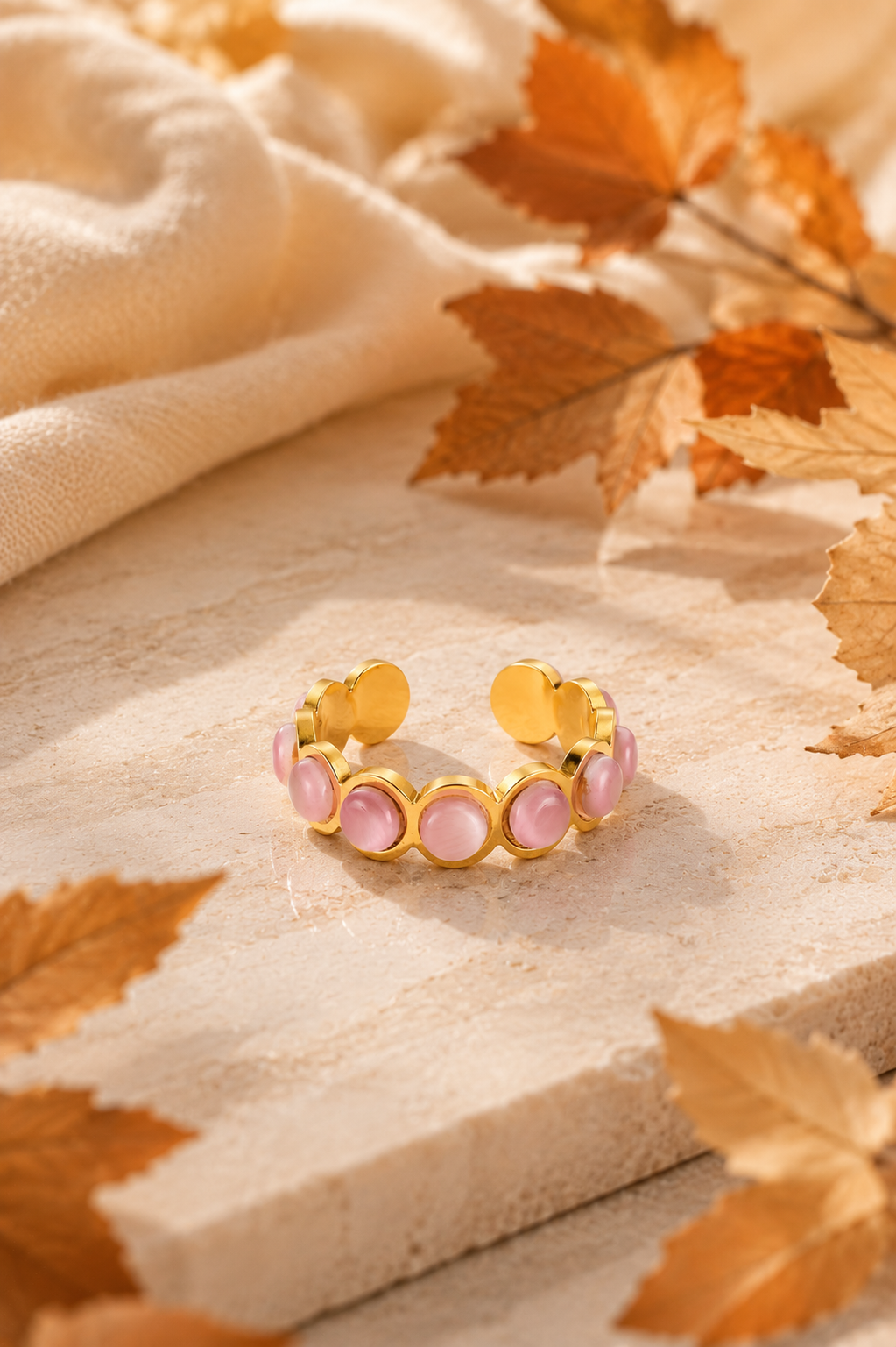 Gouden Blush ring van Fencyjewels met ronde roze details in verschillende zachte tinten.
