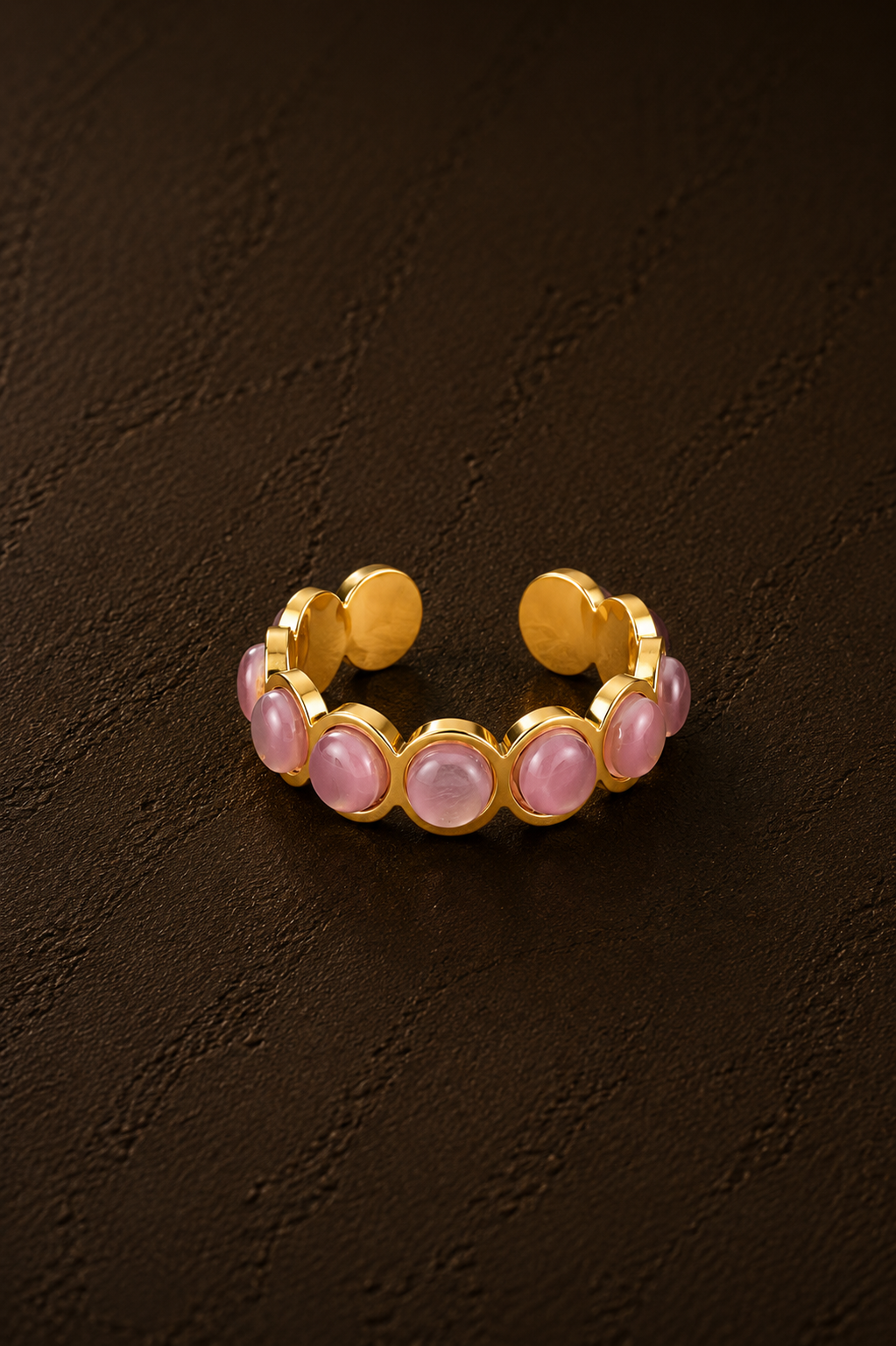 Gouden verstelbare Blush ring van Fencyjewels met roze bolletjes en een speels kleurrijk design.