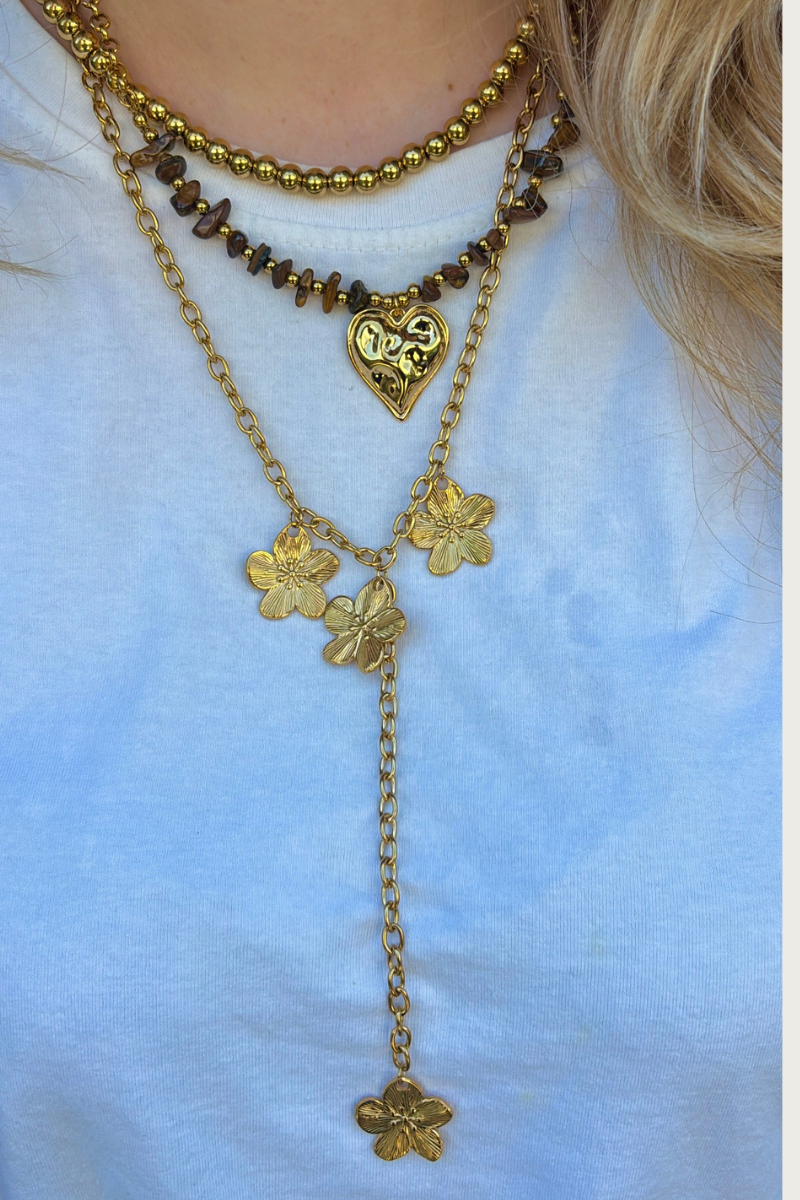 Brown heart ketting van Fencyjewels gecombineerd in een layered look met meerdere goudkleurige kettingen.