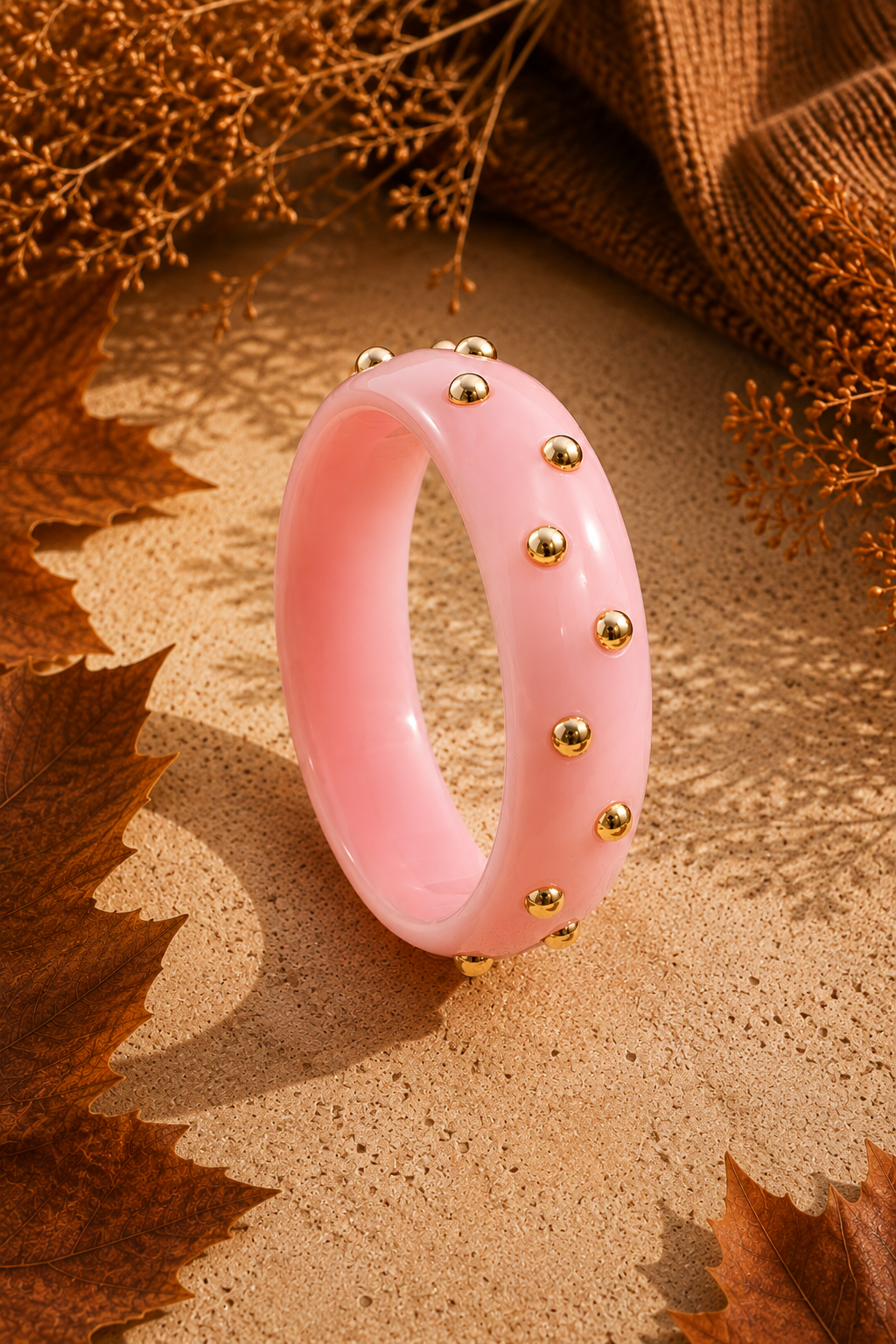 Roze Candy bangle van Fencyjewels met goudkleurige bolletjes en een opvallend chunky design.
