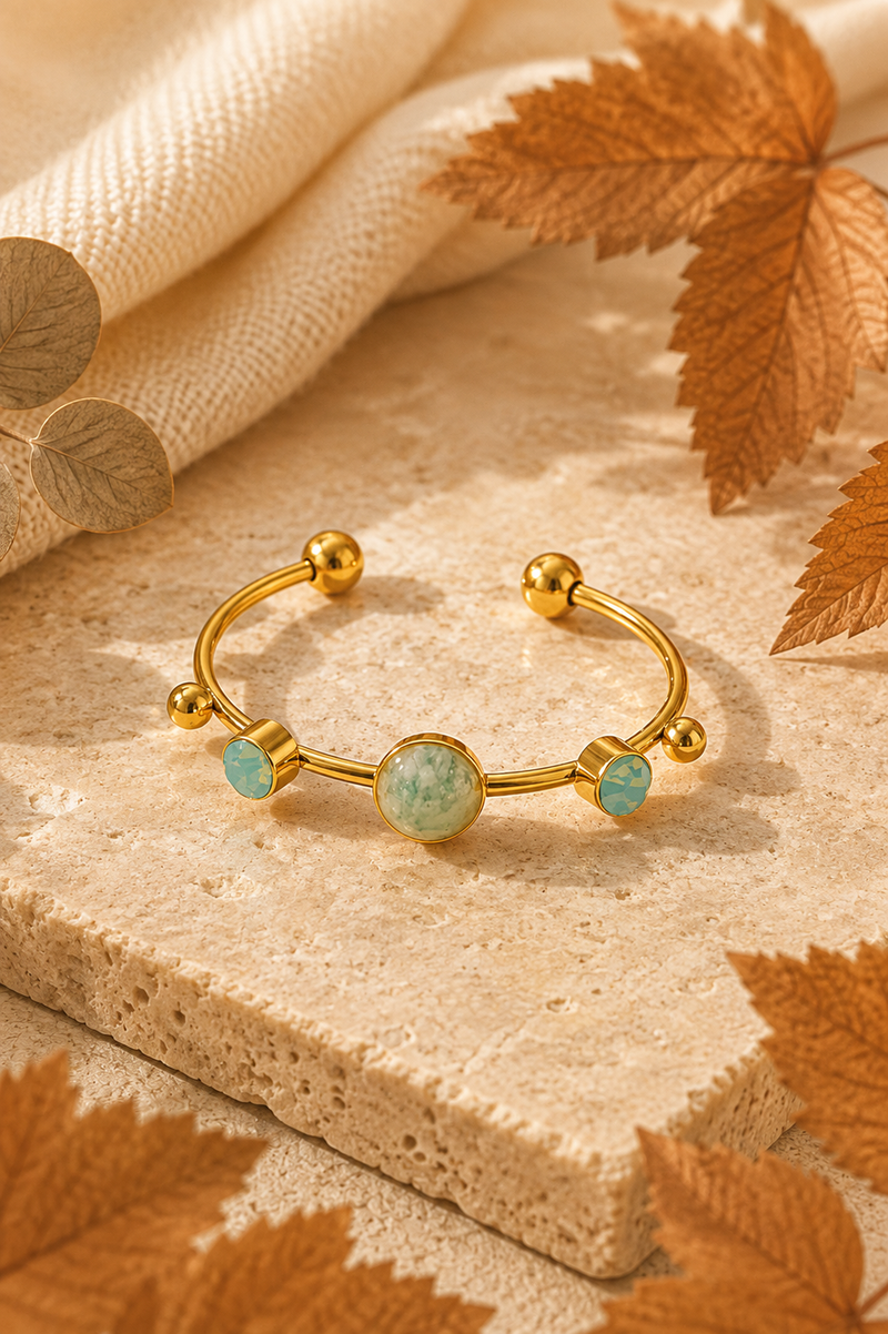 Gouden Capri ring van Fencyjewels met turquoise stenen en speelse goudkleurige details.
