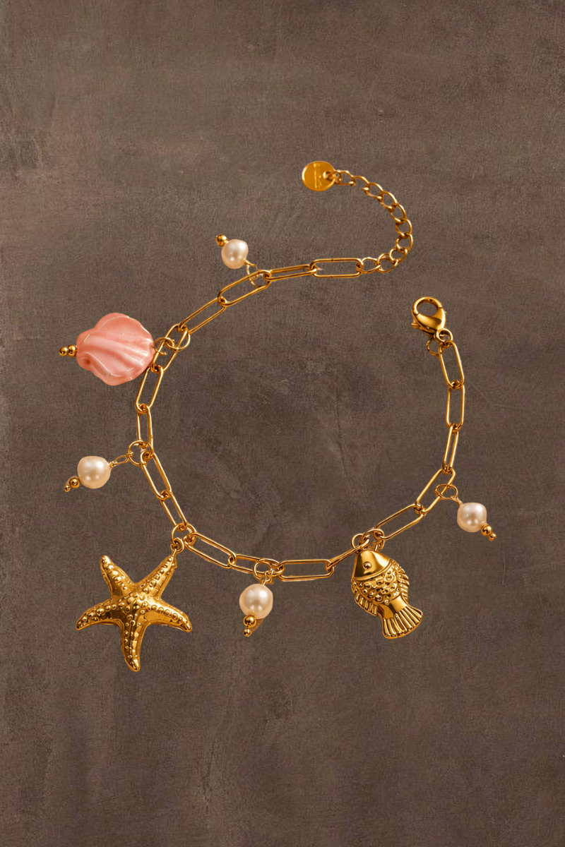 Coco bedelarmband van Fencyjewels in goud met zeester, schelp, roze en parelmoer details.