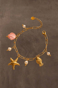 Coco bedelarmband van Fencyjewels in goud met zeester, schelp, roze en parelmoer details.