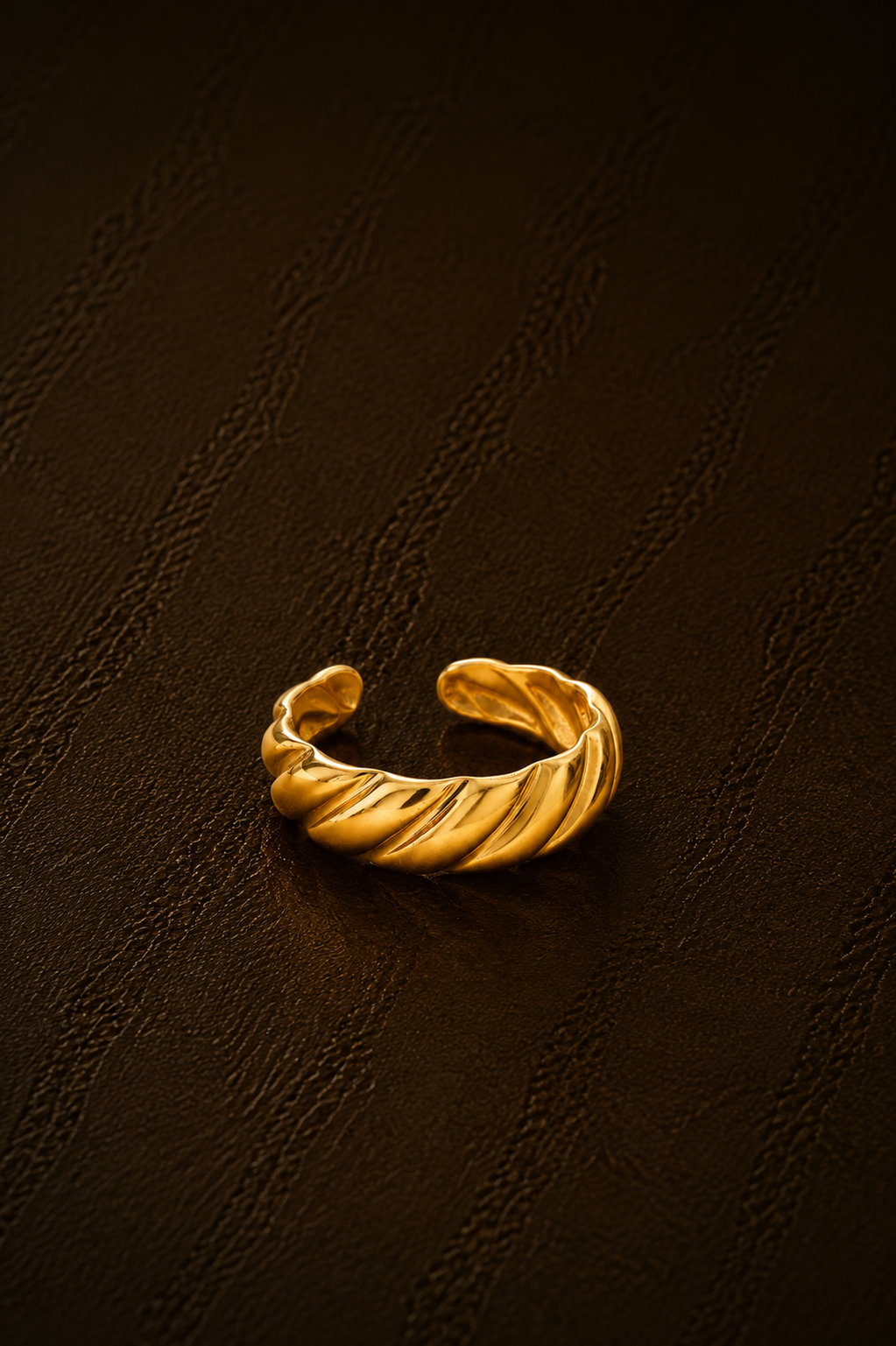 Gouden verstelbare Croissant ring van Fencyjewels met een speels gedraaid design.