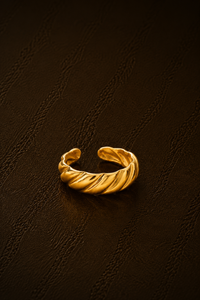 Gouden verstelbare Croissant ring van Fencyjewels met een speels gedraaid design.