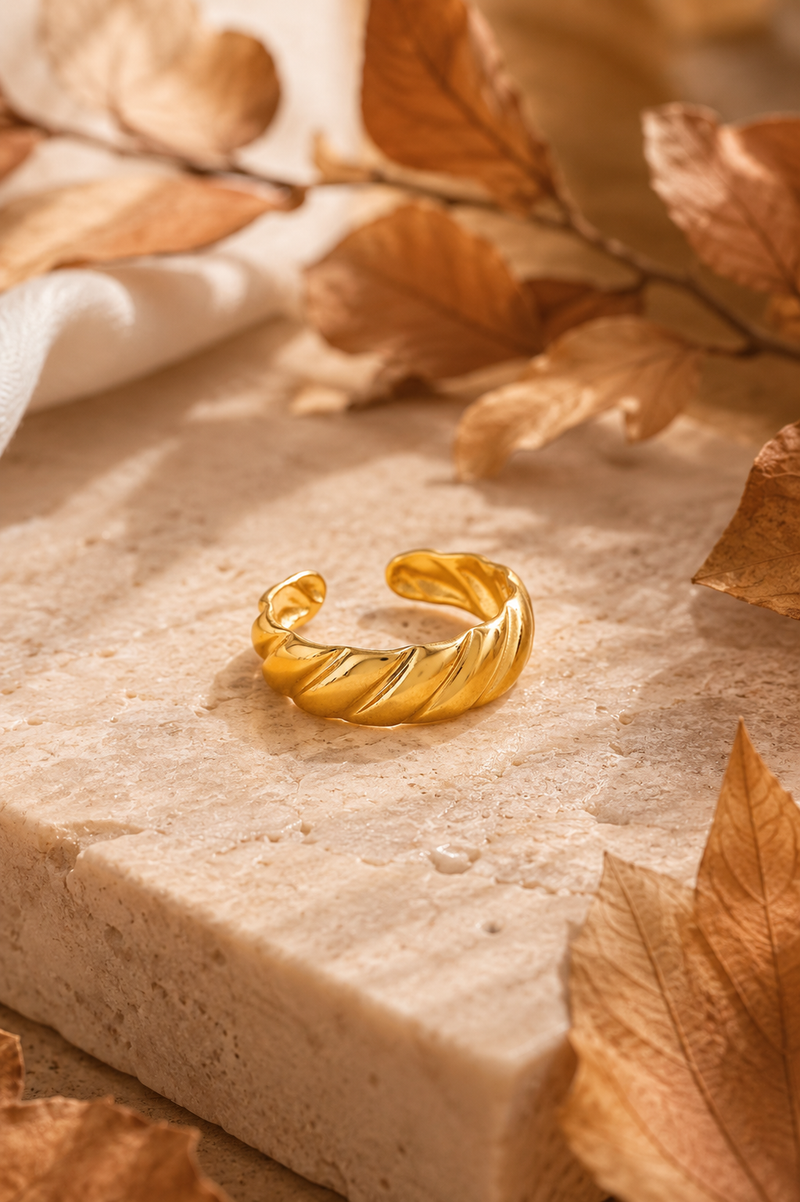 Gouden Croissant ring van Fencyjewels met een stijlvol gedraaid design en luxe glanzende afwerking.