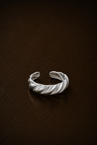 Zilveren verstelbare Croissant ring van Fencyjewels met een speels gedraaid design.