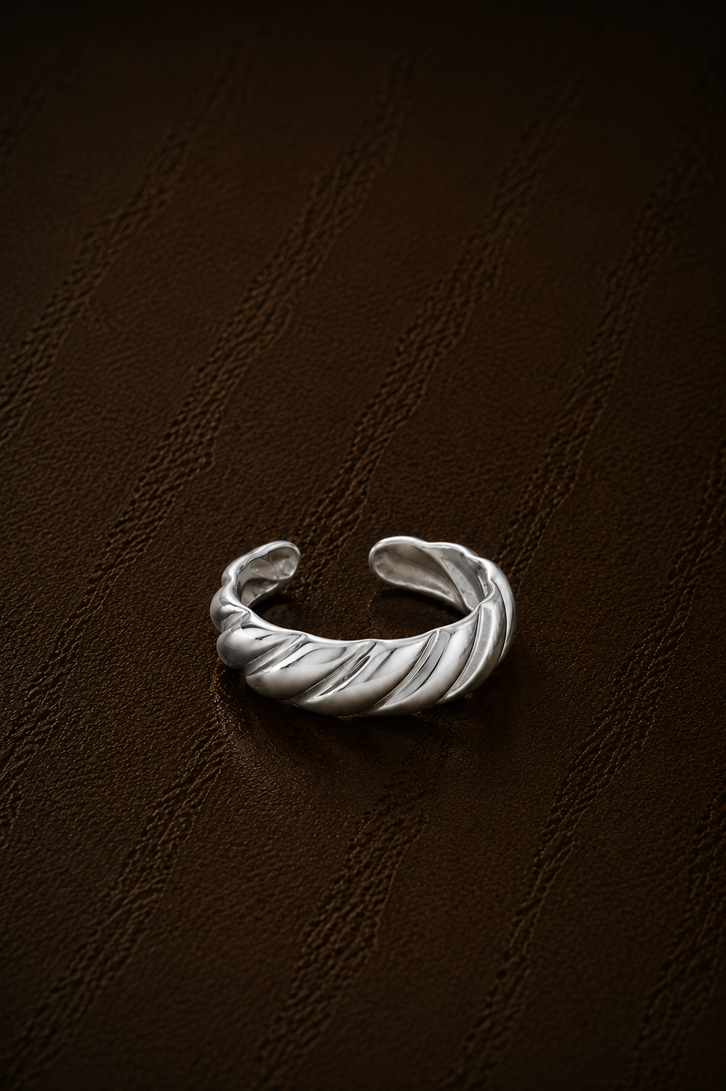 Zilveren verstelbare Croissant ring van Fencyjewels met een speels gedraaid design.